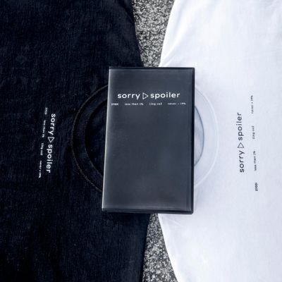 Weißes, schwarzes T-Shirt und VHS-Kasette